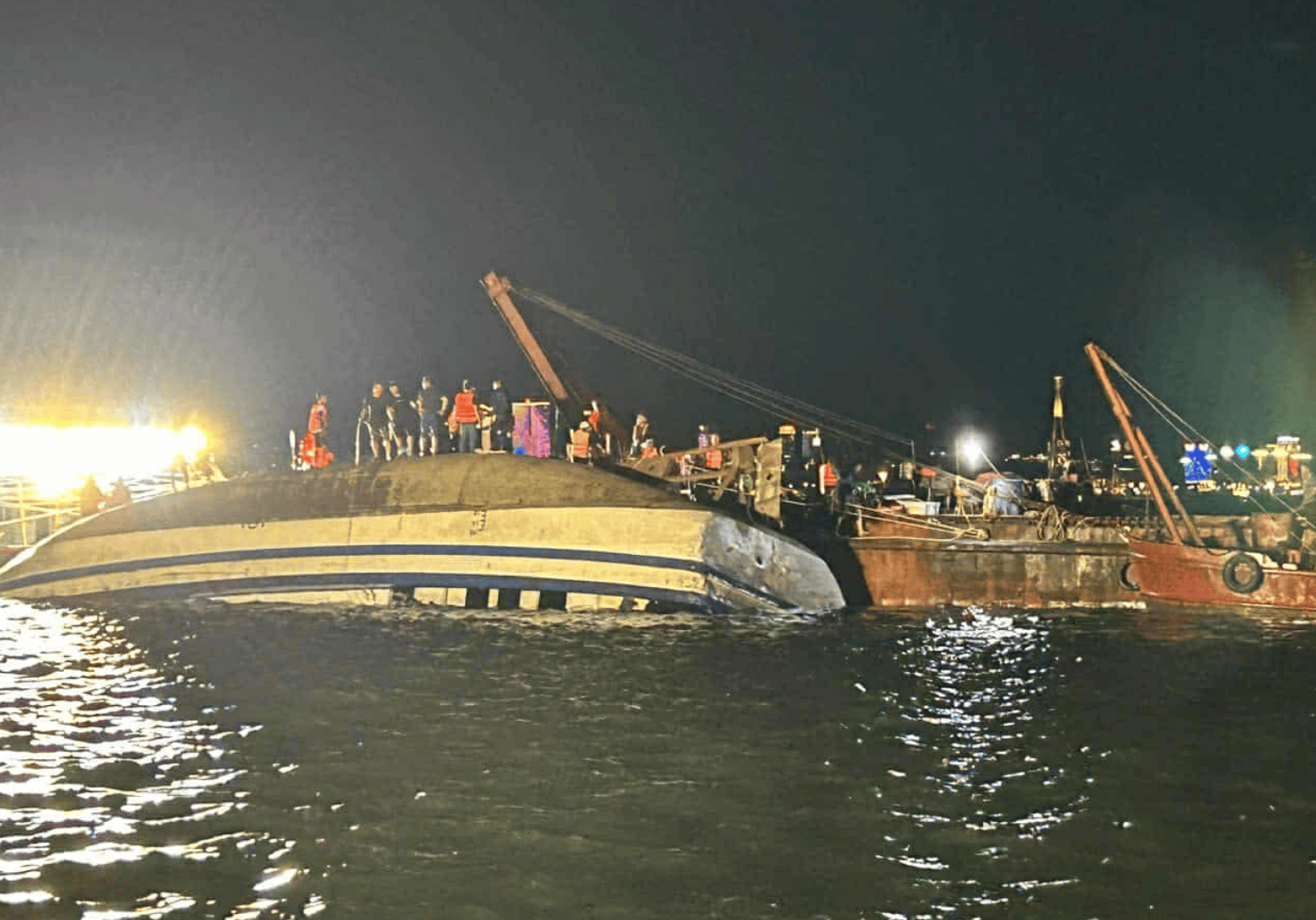 体育皇冠信用网
_雷暴突袭!越南游船倾覆已致34死体育皇冠信用网
,有男孩4小时后获救,山峰被雷电击中起火