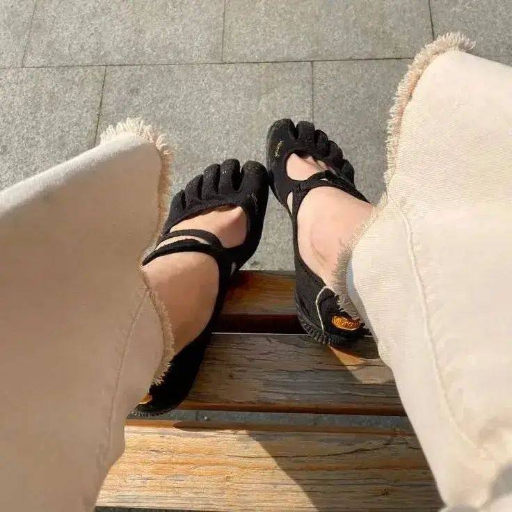 皇冠皇冠信用网平台_年轻人正在用丑鞋踹翻全世界