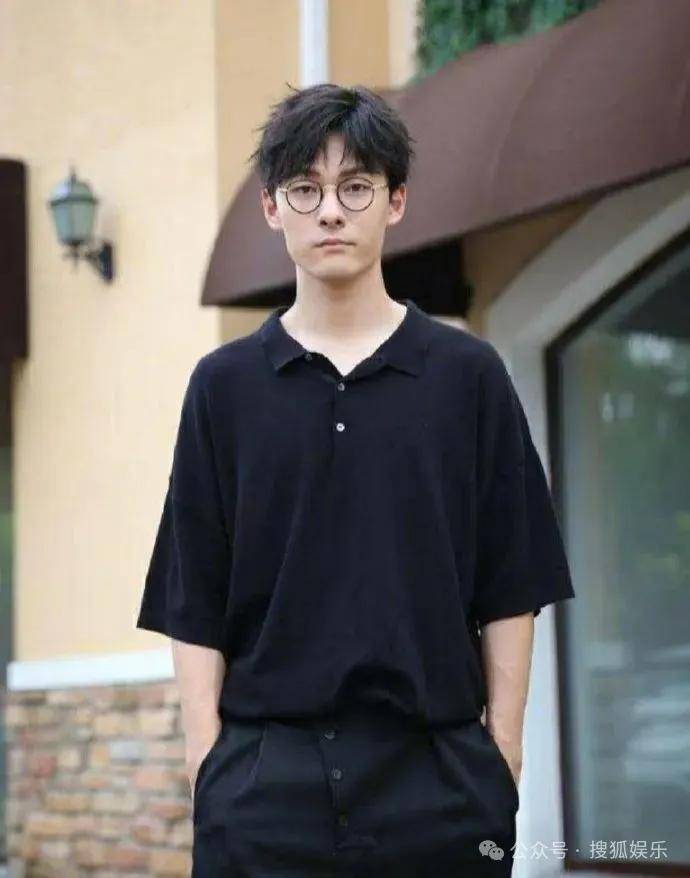 皇冠信用开号_离婚三年又被拍到亲密逛超市皇冠信用开号，他俩这是纯带娃还是真复合了？