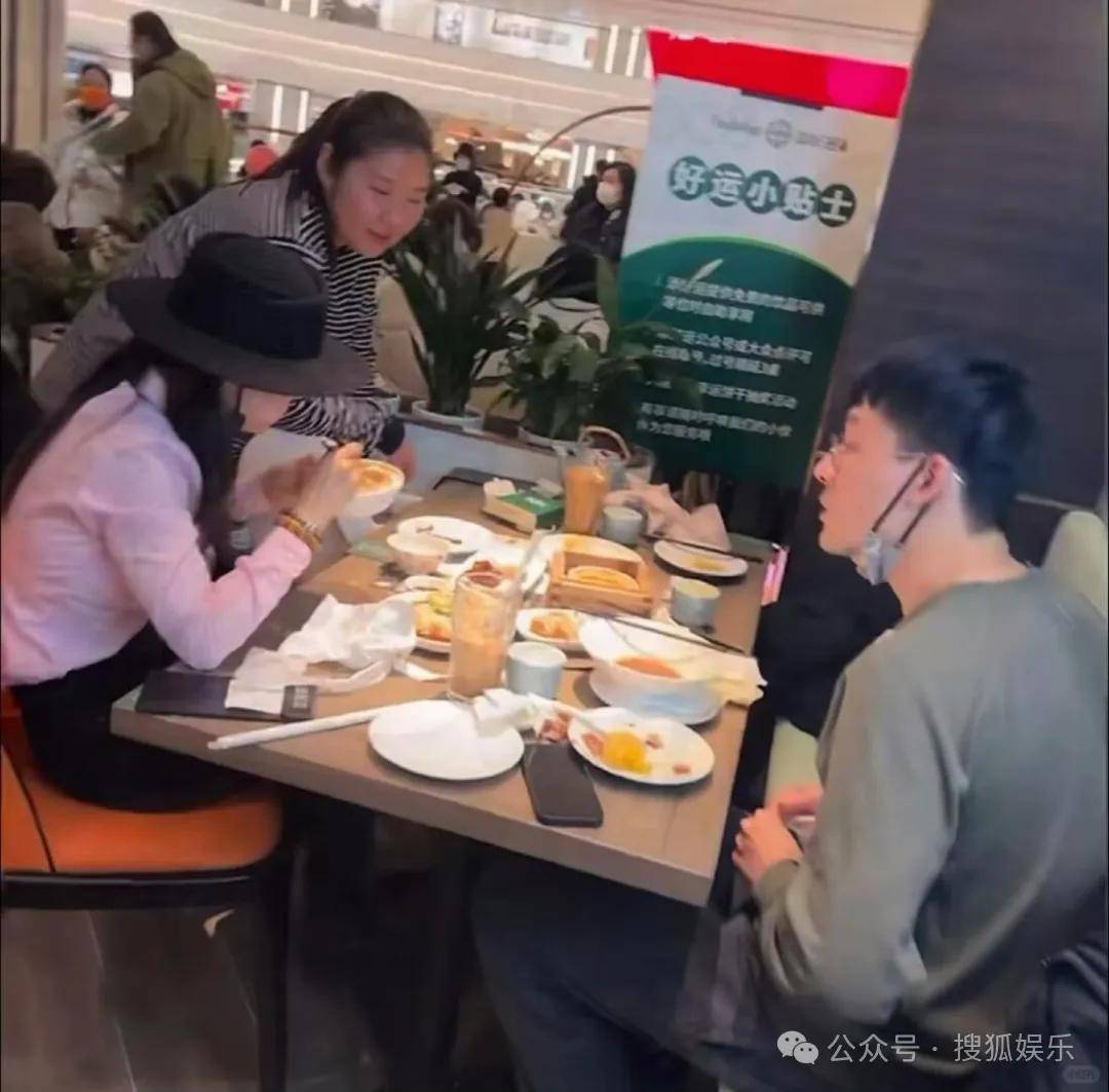 皇冠信用开号_离婚三年又被拍到亲密逛超市皇冠信用开号，他俩这是纯带娃还是真复合了？