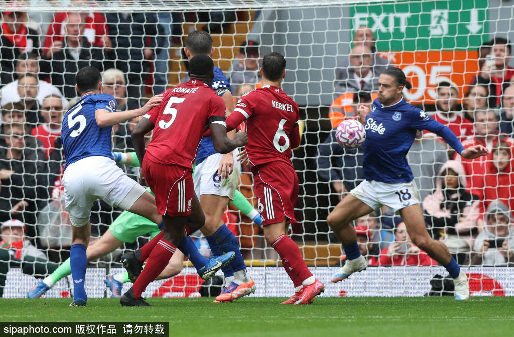 皇冠足球_卡塞米罗的霸主之姿：上半场5次对抗与3次铲球皇冠足球，曼联胜利的关键