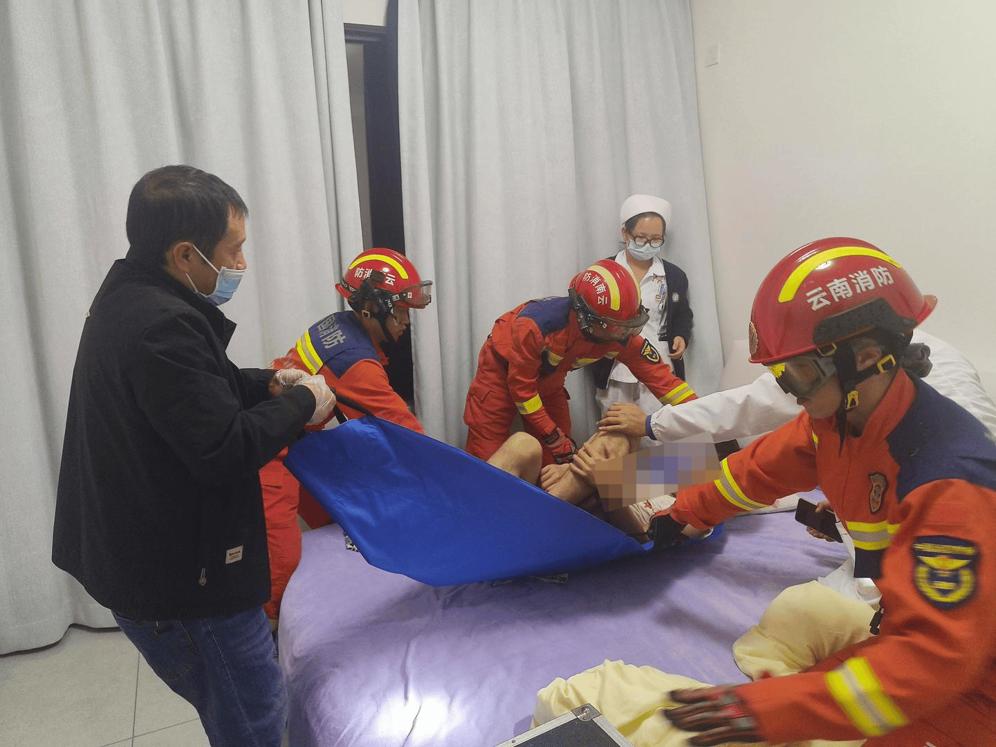 皇冠信用网代理怎么申请_男子在家独饮醉酒后凌晨打120求救 医生敲门无人应答皇冠信用网代理怎么申请,消防破门解救