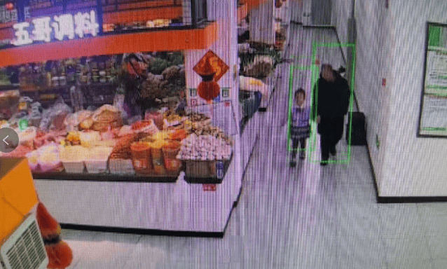 女王公园巡游者 vs 南安普敦_事发大连一市场女王公园巡游者 vs 南安普敦，陌生男子领走6岁女孩，视频引发网友热议，调查后发现系误会