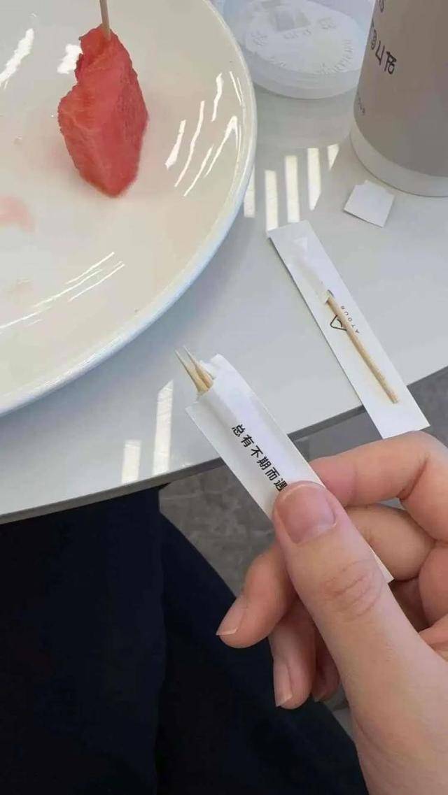 皇冠登录地址_女子称在亚朵酒店内用牙签皇冠登录地址，入口后猛然发现可能是别人用过的，店方回应