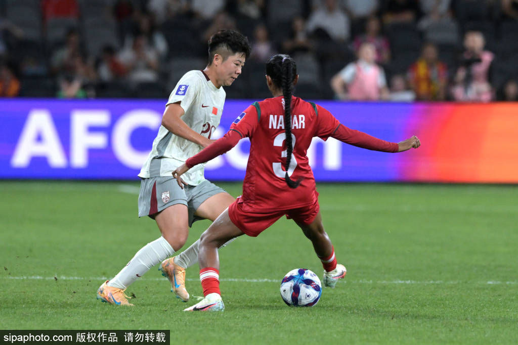 足球平台出租网 _邵子钦进球后比心庆祝足球平台出租网 ,王霜灵魂拷问:小邵这心比给谁的呀?